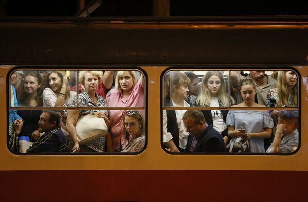 Пассажиры трамвая в Киеве, Украина - Sputnik Azərbaycan