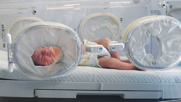 Новорожденный в детском отделении больницы, фото из архива - Sputnik Azərbaycan