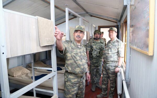 Министр обороны побывал в воинских частях, расположенных в полосе обороны азербайджано-армянской государственной границы - Sputnik Азербайджан