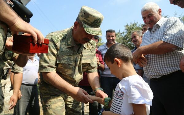 Министр обороны побывал в воинских частях, расположенных в полосе обороны азербайджано-армянской государственной границы - Sputnik Азербайджан