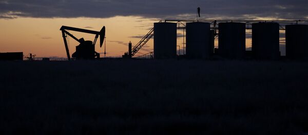 Нефтяной насос и танкеры, фото из архива - Sputnik Азербайджан