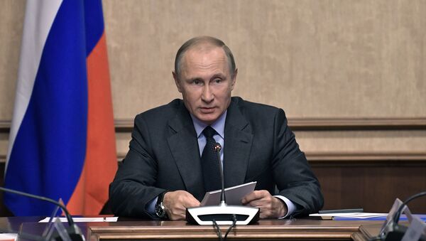 Президент РФ Владимир Путин проводит заседание Военно-промышленной комиссии во время посещения концерна ВКО Алмаз–Антей, 19 сентября 2017 года - Sputnik Азербайджан
