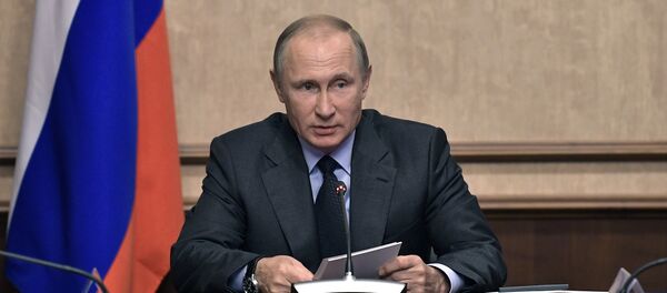 Президент РФ Владимир Путин проводит заседание Военно-промышленной комиссии во время посещения концерна ВКО Алмаз–Антей, 19 сентября 2017 года Президент РФ Владимир Путин проводит заседание Военно-промышленной комиссии во время посещения концерна ВКО Алмаз–Антей, 19 сентября 2017 года - Sputnik Азербайджан