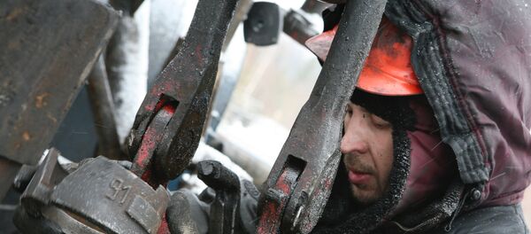 Нефтяник за работой, фото из архива Нефтяник за работой, фото из архива - Sputnik Азербайджан