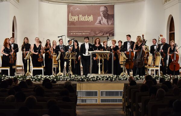 Концерт Новосибирского филармонического камерного оркестра в рамках Международного музыкального фестиваля Узеира Гаджибейли - Sputnik Азербайджан