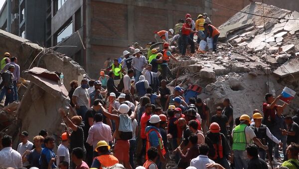 Спасательные работы на месте обрушившихся из-за землетрясения зданий в Мексике - Sputnik Азербайджан