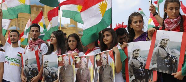 İraq Kürd Lideri Məsud Bərzani və atası Mustafanın plakatlarını tutan tərəfdarları, arxiv şəkli - Sputnik Азербайджан