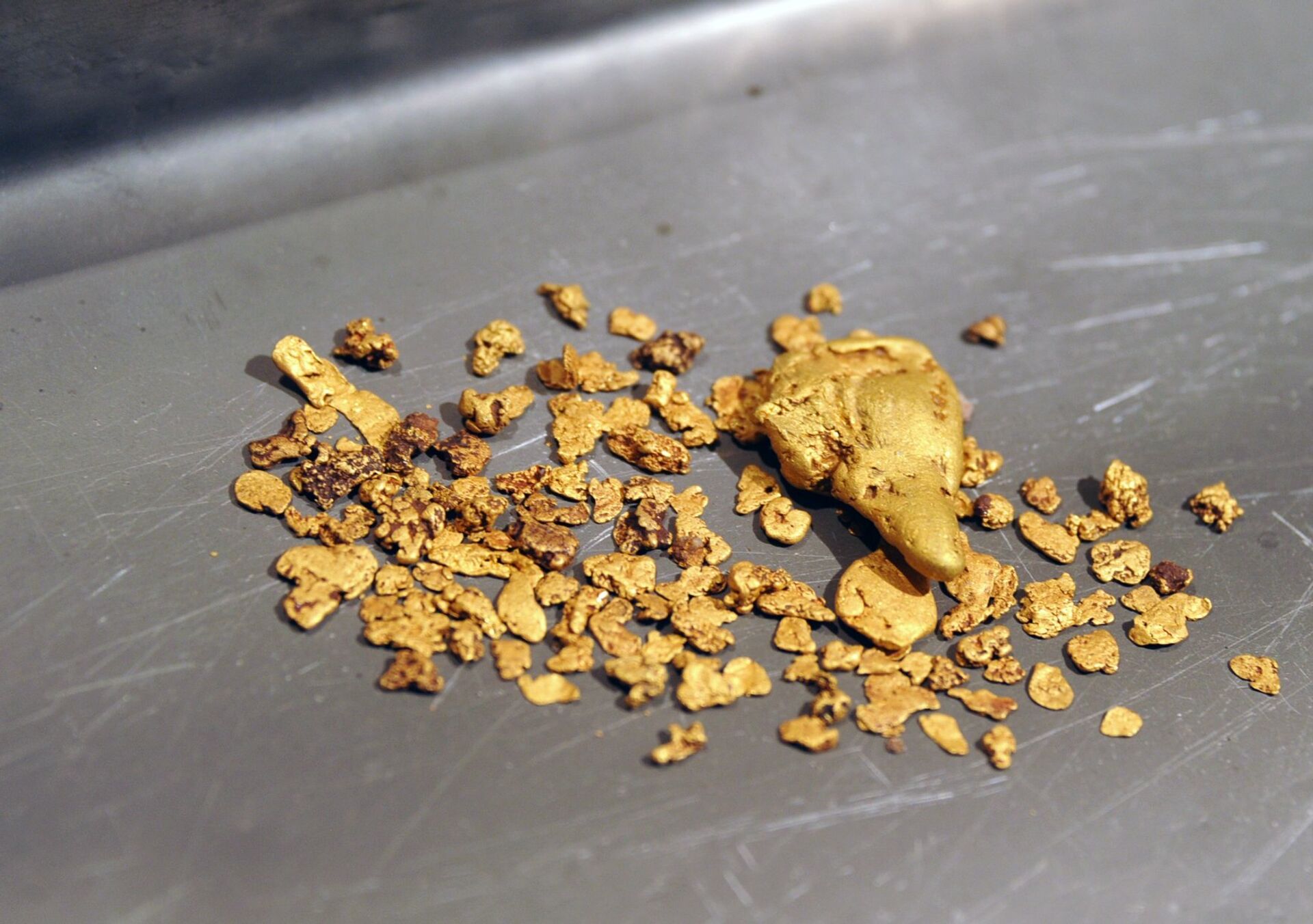 Золото, добытое на участке золотодобычи предприятия, фото из архива - Sputnik Azərbaycan, 1920, 01.12.2023