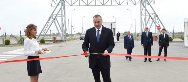 Президент Азербайджана Ильхам Алиев принял участие в открытии Нефтчалинского промышленного района - Sputnik Азербайджан