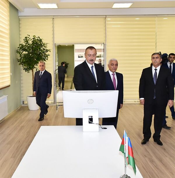 Президент Ильхам Алиев принял участие в открытии в Сальяне подстанции Гарагашлы Президент Ильхам Алиев принял участие в открытии в Сальяне подстанции Гарагашлы - Sputnik Азербайджан