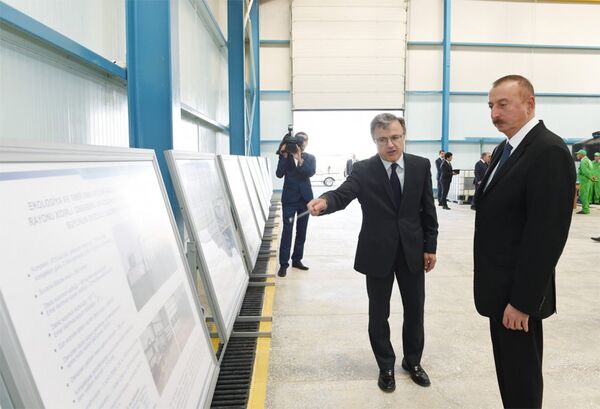 Президент Ильхам Алиев рассмотрел комплекс опреснения морской воды в селе Хидирли Президент Ильхам Алиев рассмотрел комплекс опреснения морской воды в селе Хидирли - Sputnik Азербайджан
