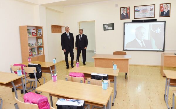 Президент ознакомился с новым зданием средней школы № 2 города Сальян Президент ознакомился с новым зданием средней школы № 2 города Сальян - Sputnik Азербайджан