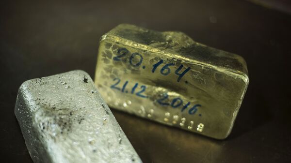 Слитки золота, добытые на высокогорном руднике, фото из архива - Sputnik Азербайджан