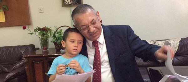 Azərbaycan Respublikasının İraqdakı səfirliyinin konsulu Zəbi Axundov İraqda uşaq evində saxlanılan Abdullaya baş çəkib Azərbaycan Respublikasının İraqdakı səfirliyinin konsulu Zəbi Axundov İraqda uşaq evində saxlanılan Abdullaya baş çəkib - Sputnik Азербайджан