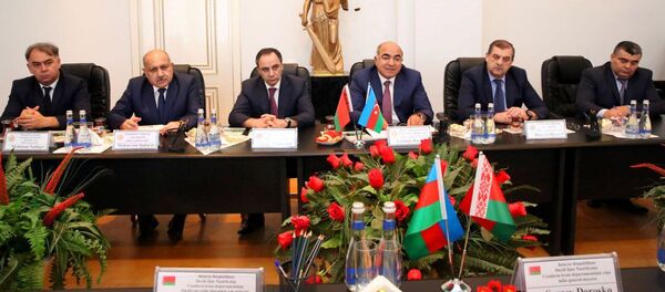 Глава пенитенциарной службы при министерстве юстиции АР Джейхун Гасанов (третий справа) во время встречи с белорусской делегацией Глава пенитенциарной службы при министерстве юстиции АР Джейхун Гасанов (третий справа) во время встречи с белорусской делегацией - Sputnik Азербайджан