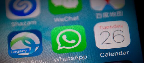 Smartfonun ekranında Whatsapp messengerinin loqotipi - Sputnik Азербайджан