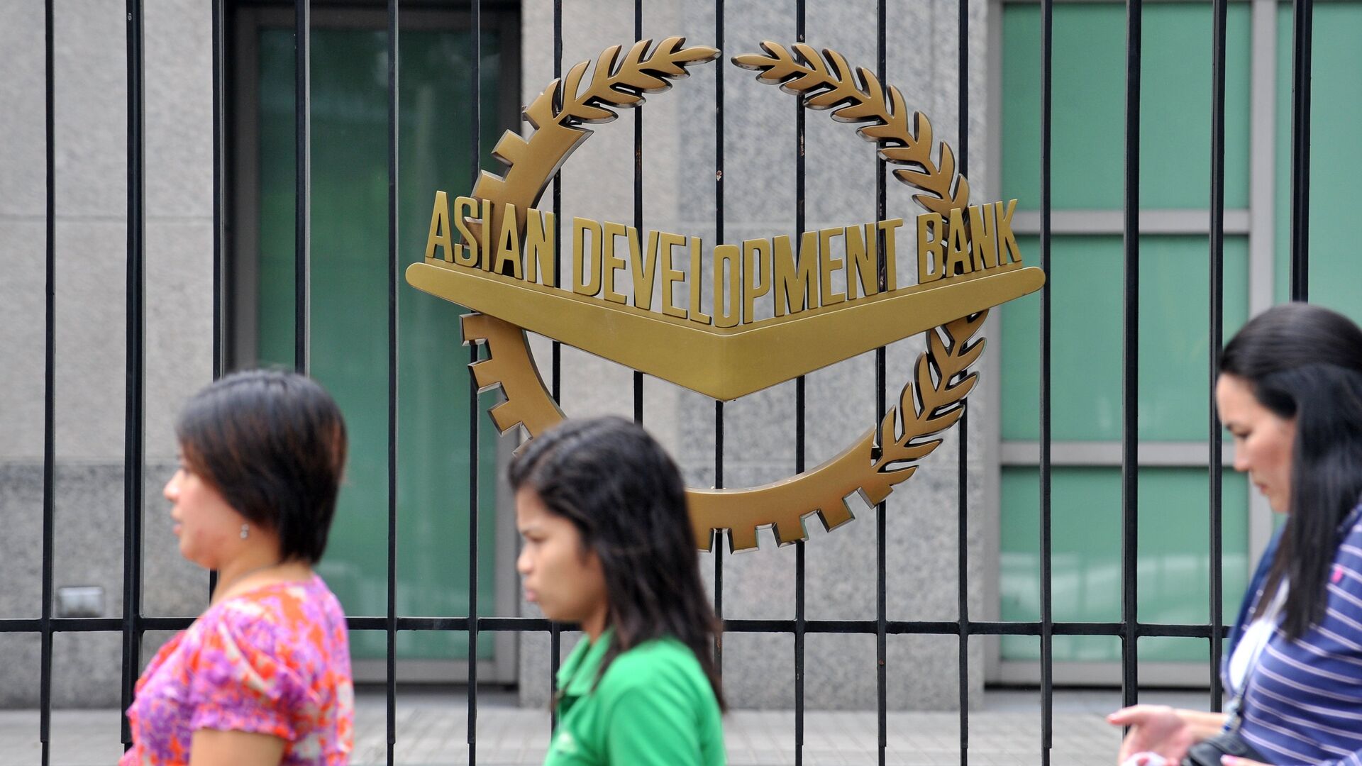 Эмблема Азиатского банка развития на воротах головного офиса банка в Маниле, фото из архива - Sputnik Азербайджан, 1920, 07.07.2021