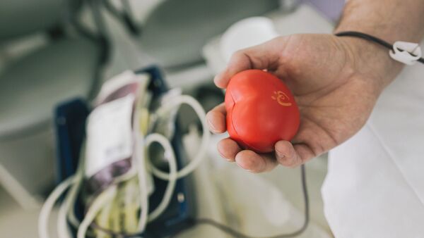 Донор во время процедуры сдачи крови, фото из архива - Sputnik Азербайджан