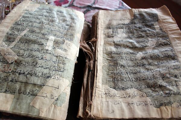 Hacı Qərib İsayevə məxsus qədim Quran Hacı Qərib İsayevə məxsus qədim Quran - Sputnik Azərbaycan