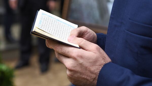 Мужчина читает Коран - Sputnik Azərbaycan