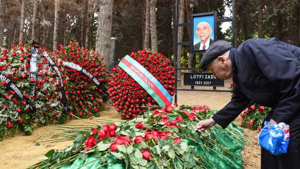 Церемония прощания с выдающимся ученым Лютфи Заде - Sputnik Азербайджан