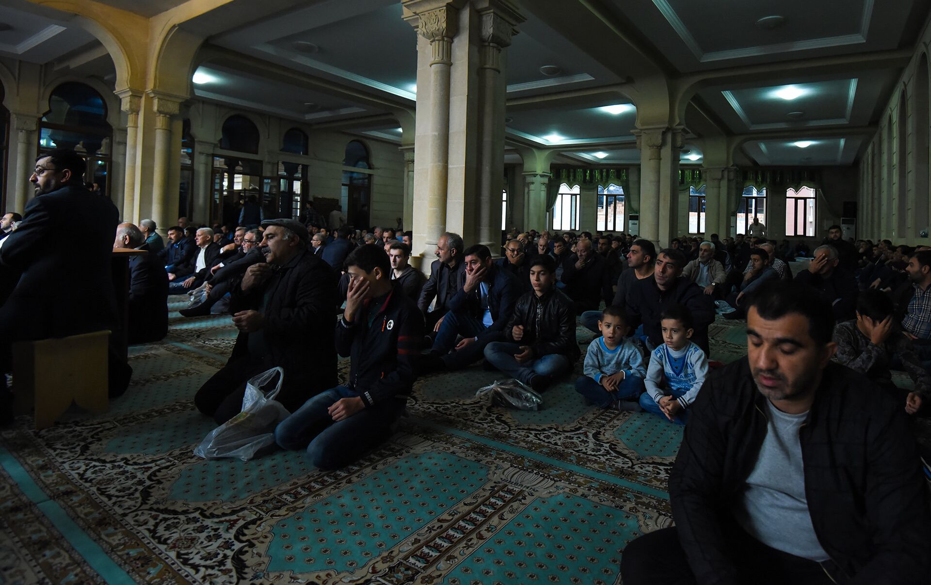 Пускают в азербайджан. Религиозный обряд в Бакинской мечети "Аждарбей".