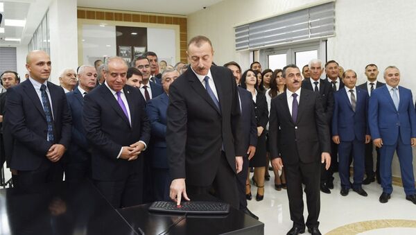 Ильхам Алиев принял участие в церемонии по случаю завершения проекта Реконструкция систем обеспечения питьевой водой и канализации города Гобустан - Sputnik Азербайджан