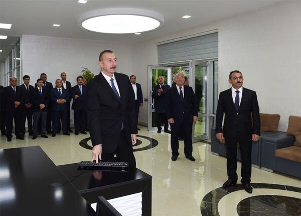 Президент Ильхам Алиев принял участие в открытии проекта по снабжению питьевой водой в Шамахы Президент Ильхам Алиев принял участие в открытии проекта по снабжению питьевой водой в Шамахы - Sputnik Азербайджан
