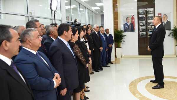 Ильхам Алиев принял участие в церемонии подачи питьевой воды в город Гобустан - Sputnik Азербайджан