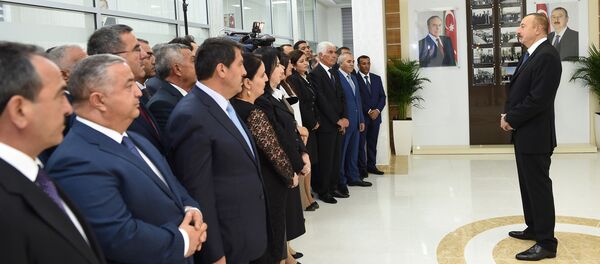 Ильхам Алиев принял участие в церемонии подачи питьевой воды в город Гобустан Ильхам Алиев принял участие в церемонии подачи питьевой воды в город Гобустан - Sputnik Азербайджан