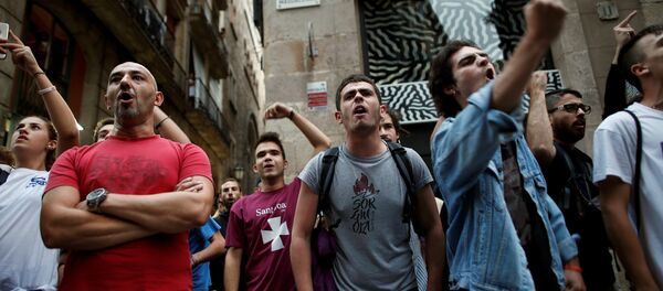 Демонстранты во время протеста против испанских сотрудников национальной полиции в Барселоне, Испания 2 октября 2017 года - Sputnik Азербайджан