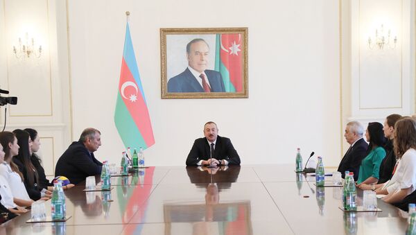 Президент Азербайджана Ильхам Алиев принял национальную женскую волейбольную сборную - Sputnik Азербайджан