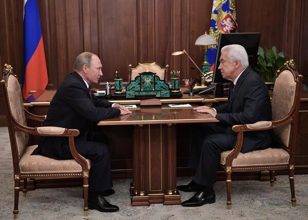 Президент РФ Владимир Путин и заместитель председателя Государственной Думы РФ Владимир Васильев во время встречи. 3 октября 2017 года - Sputnik Азербайджан