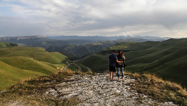 Туристы в горах, фото из архива - Sputnik Azərbaycan