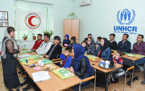Уроки азербайджанского языка для иностранных беженцев в Баку - Sputnik Азербайджан