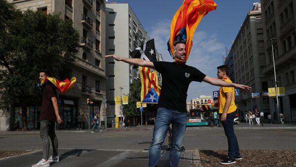 Люди с каталонскими сепаратистскими флагами над вентиляционным отверстием через два дня после запрещенного референдума о независимости в Барселоне, Испания, 3 октября 2017 года - Sputnik Азербайджан