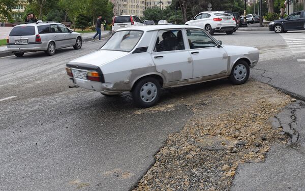 Состояние асфальтового покрытия на улице Мирали Сеидова - Sputnik Азербайджан