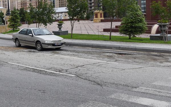 Состояние асфальтового покрытия на улице Мирали Сеидова - Sputnik Азербайджан