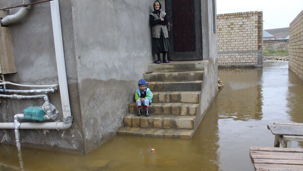 Quşçuluq massivində gölün daşması nəticəsində evləri su basıb - Sputnik Azərbaycan