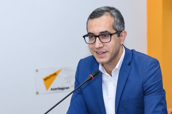 Эксперт в сфере образования Кямран Асадов в мультимедийном пресс-центре Sputnik Азербайджан Эксперт в сфере образования Кямран Асадов в мультимедийном пресс-центре Sputnik Азербайджан - Sputnik Азербайджан