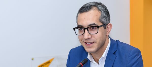 Эксперт в сфере образования Кямран Асадов в мультимедийном пресс-центре Sputnik Азербайджан Эксперт в сфере образования Кямран Асадов в мультимедийном пресс-центре Sputnik Азербайджан - Sputnik Азербайджан