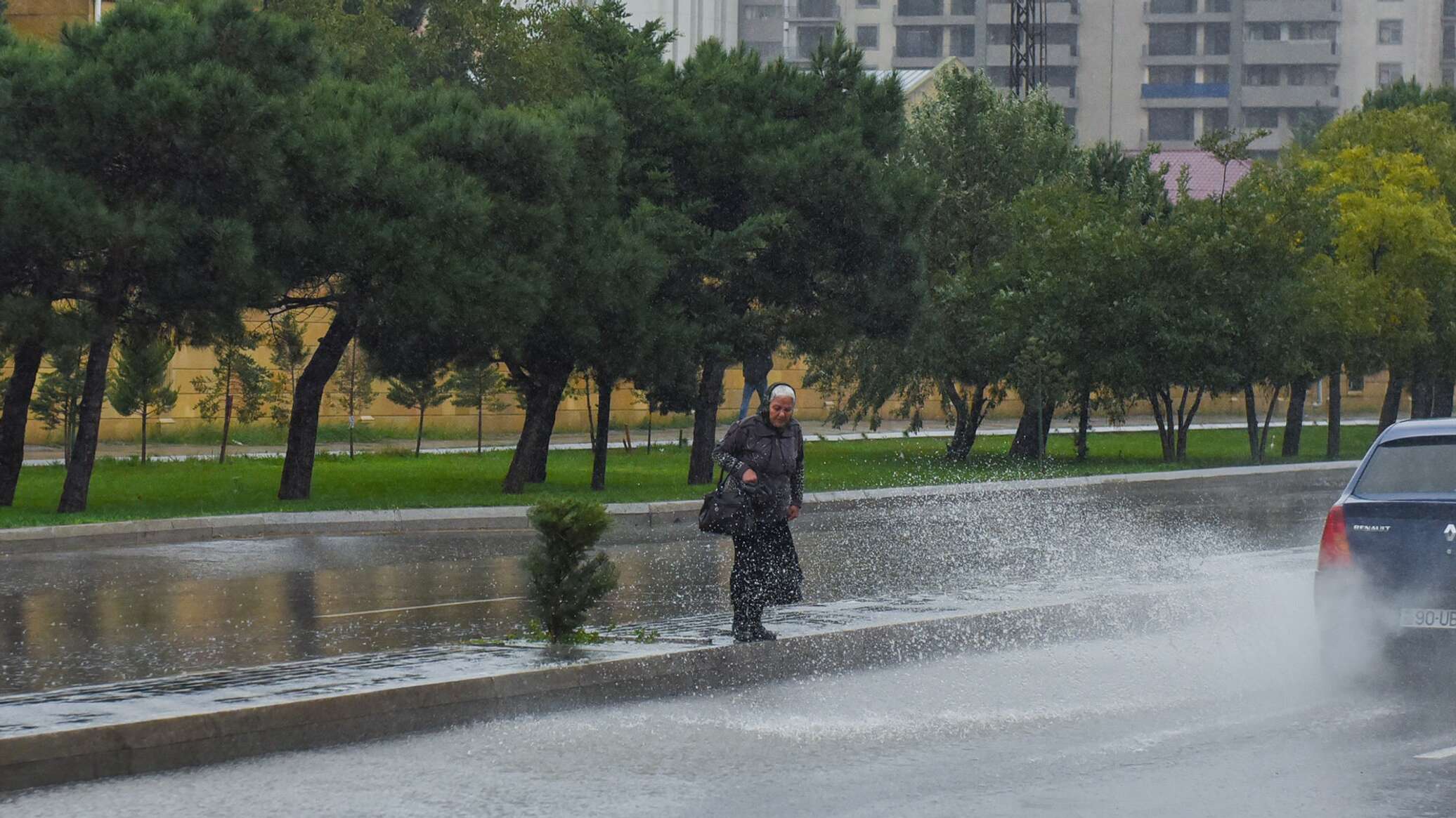 Погода в азербайджане в апреле. Дождь в Баку. Дождливый Баку. Ветер в Баку. В Баку дождливо.