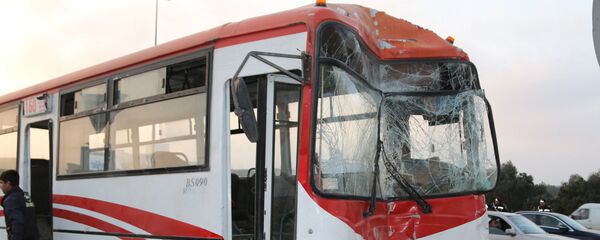 На территории 8 километр столкнулись два пассажирских автобуса и ВАЗ-2107 - Sputnik Азербайджан