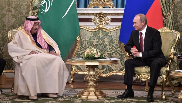 Президент РФ Владимир Путин и король Саудовской Аравии Сальман Бен Абдель Азиз Аль Сауд (слева) во время встречи - Sputnik Азербайджан