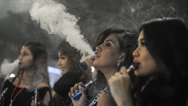 Девушки курят электронные сигареты, фото из архива - Sputnik Azərbaycan