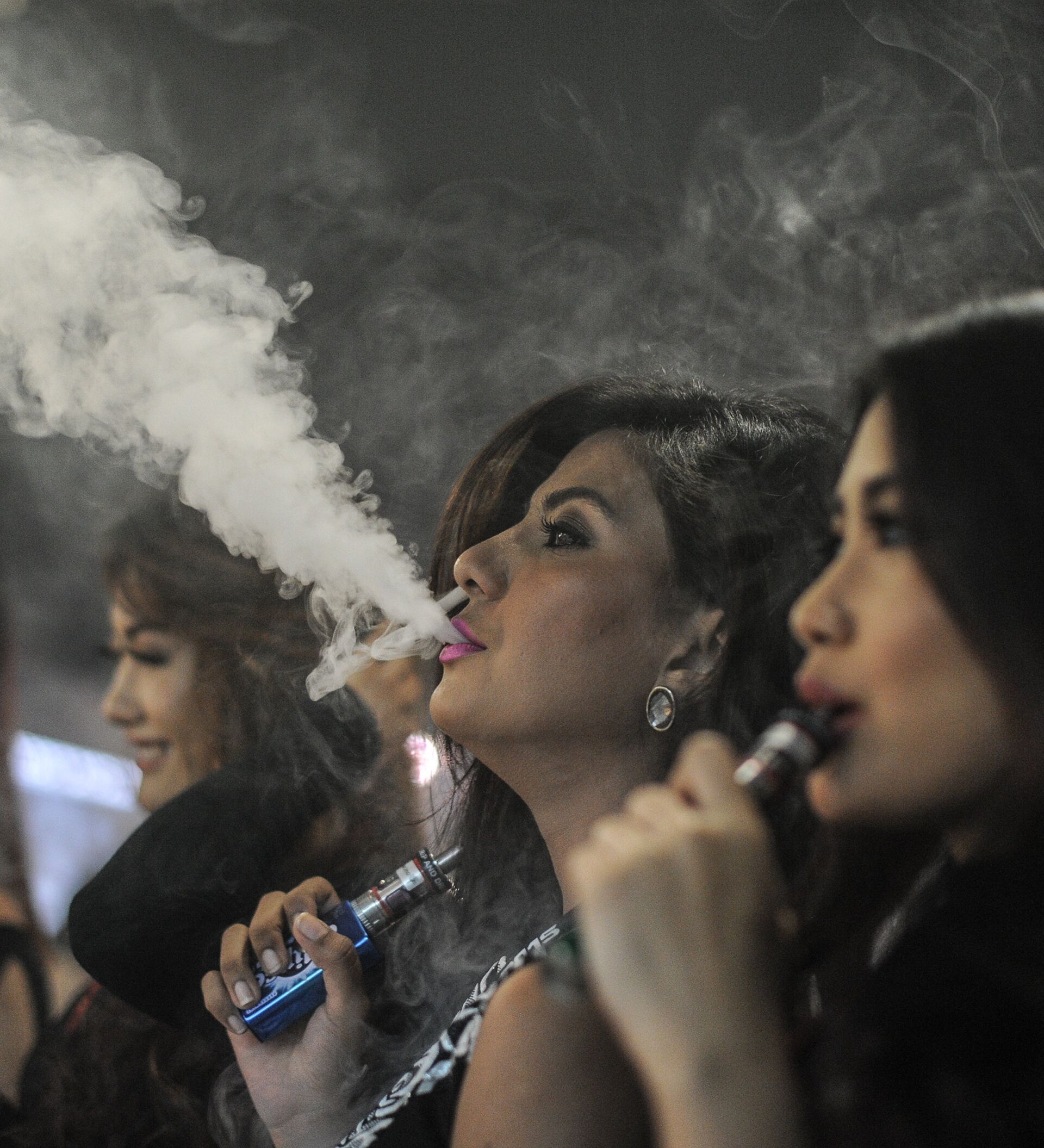 Smoke filled. Телка курит. Несколько девушек курят. Курящие девушки Дагестана. Девкамкурит.