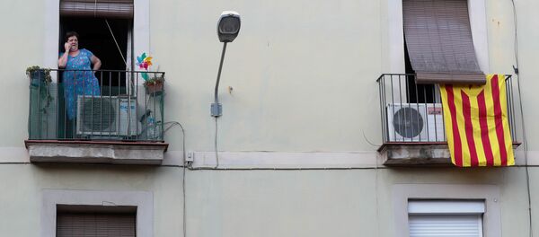 Неофициальный флаг Каталонии,, вывешенный на балконе одного из домов в Барселоне, 5 октября 2017 года Неофициальный флаг Каталонии,, вывешенный на балконе одного из домов в Барселоне, 5 октября 2017 года - Sputnik Азербайджан
