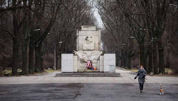 Памятник Благодарности Красной армии в Скарышевском парке имени Яна Падеревского в Варшаве - Sputnik Азербайджан
