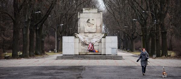 Памятник Благодарности Красной армии в Скарышевском парке имени Яна Падеревского в Варшаве Памятник Благодарности Красной армии в Скарышевском парке имени Яна Падеревского в Варшаве - Sputnik Азербайджан
