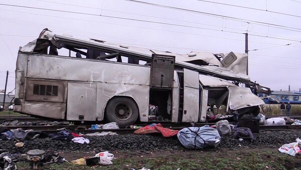 Фрагмент пассажирского автобуса, столкнувшегося c поездом на железнодорожном переезде неподалеку от станции Покровка во Владимирской области - Sputnik Азербайджан